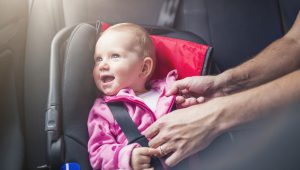 Fotelik dziecięcy w wypożyczonym samochodzie