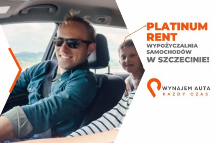 forest-wynajem-krotkoterminowy-samochodu-jpg Na zdjęciu widać uśmiechniętego kierowcę i pasażera w samochodzie, promującego wynajem krótkoterminowy samochodu w Szczecinie.