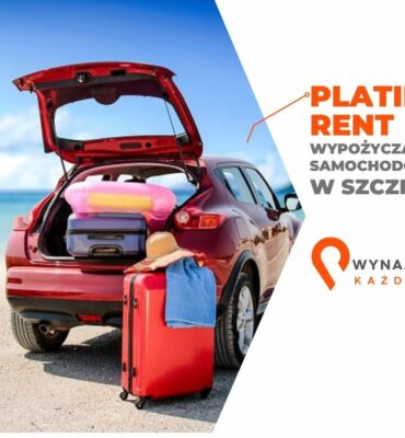 Czerwony samochód z bagażami na plaży, gotowy na weekendowy wypad z rodziną.