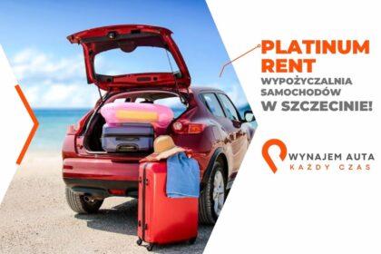 Czerwony samochód z bagażami na plaży, gotowy na weekendowy wypad z rodziną.
