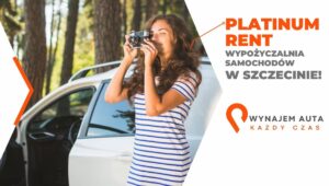 Kobieta robi zdjęcie obok samochodu z wypożyczalni samochodu z lotniska.