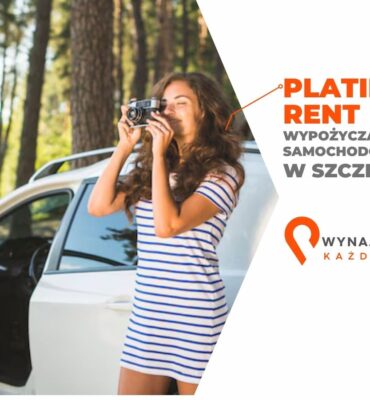 Kobieta robi zdjęcie obok samochodu z wypożyczalni samochodu z lotniska.