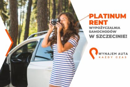 Kobieta robi zdjęcie obok samochodu z wypożyczalni samochodu z lotniska.