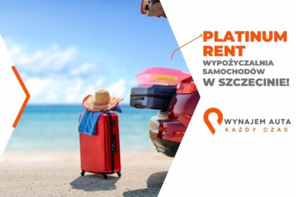 Na plaży stoi otwarty bagażnik samochodu, a obok walizka – przyszłość podróży to samochody autonomiczne.