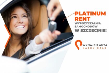 Kobieta w samochodzie odbiera kluczyki z wypożyczalni samochodów.
