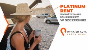 Kobieta siedzi w otwartym bagażniku, rozmyślając nad opcją samochody do wynajmu dla dużej rodziny.