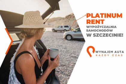 Kobieta siedzi w otwartym bagażniku, rozmyślając nad opcją samochody do wynajmu dla dużej rodziny.