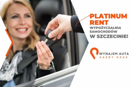 platinum-wynajem-auta-z-oc-sprawcy-jpg Kobieta z uśmiechem odbiera kluczyki na wynajem auta z OC sprawcy.
