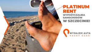 Osoba relaksująca się na plaży przy samochodzie, promująca wynajem średnioterminowy samochodu.